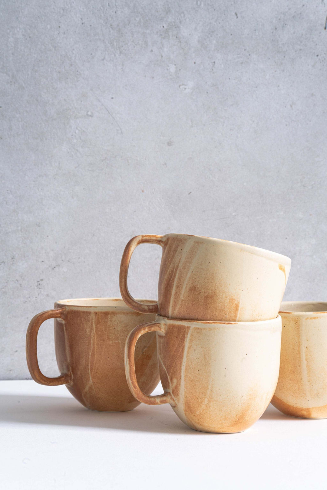 mugs and coffee cups