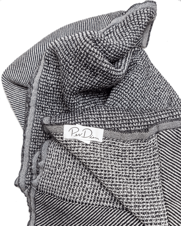 Pergamon Throw in Black