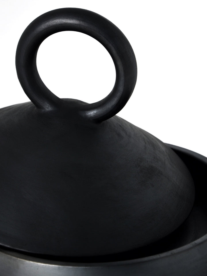 Shallow Serving Bowl with Lid Guculia. Shadow