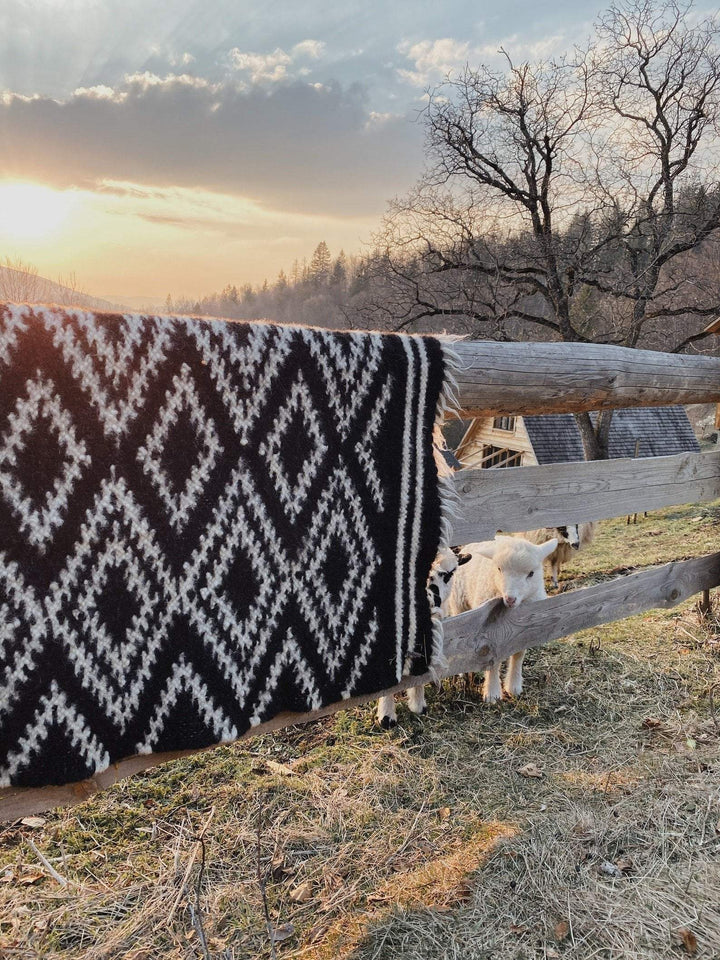 Traditional Carpathian Wool Lizhnyk – “Spectacled” Pattern